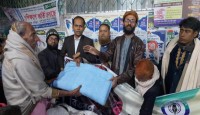 গভীর রাতে শীতবস্ত্র পোঁছে দিলো মনোহরগঞ্জ প্রেসক্লাব